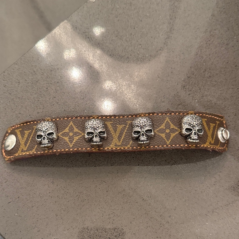 Skull leather bracelet LV